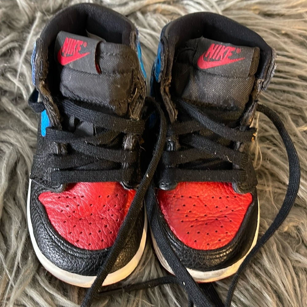 Boy’s 5C Jordan Retro 1 High OG Red/Black/Blue Hi Top Lace Up